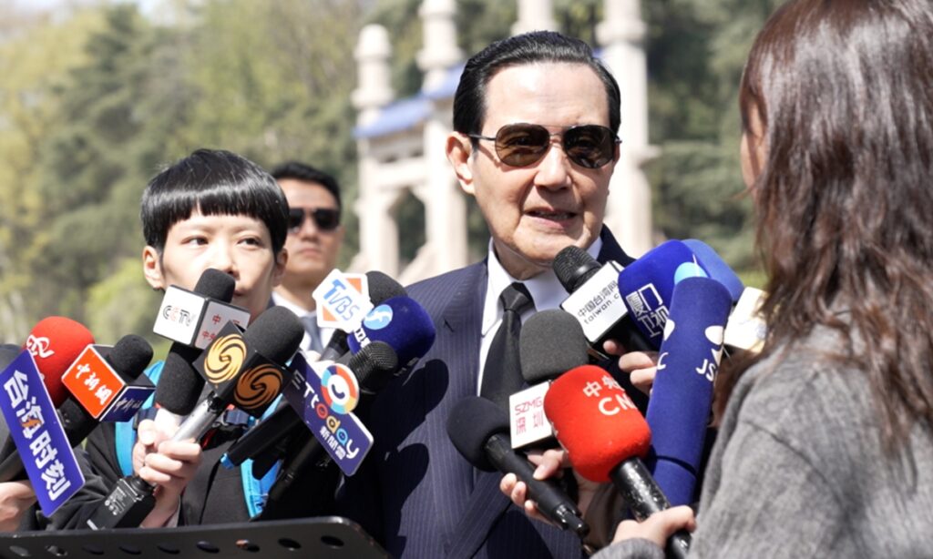 Ma Ying-jeou visits Dr. Sun Yat-sen Mausoleum in Nanjing, warmly interacting with tourists