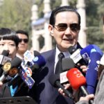 Ma Ying-jeou visits Dr. Sun Yat-sen Mausoleum in Nanjing, warmly interacting with tourists