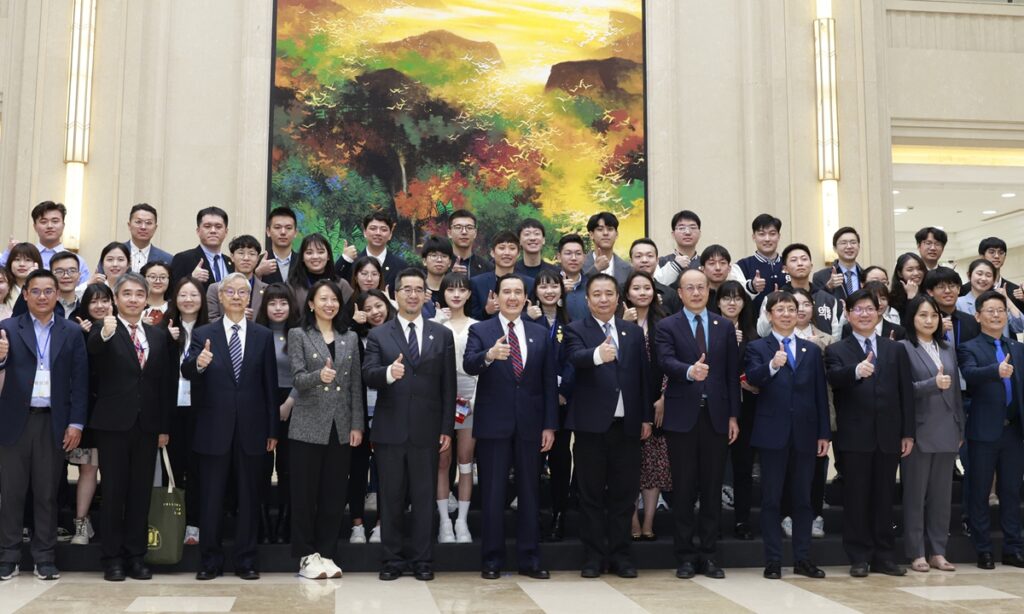 Ma Ying-jeou concludes mainland trip with farewell by senior Taiwan affairs official from mainland; constructive for peace, exchanges