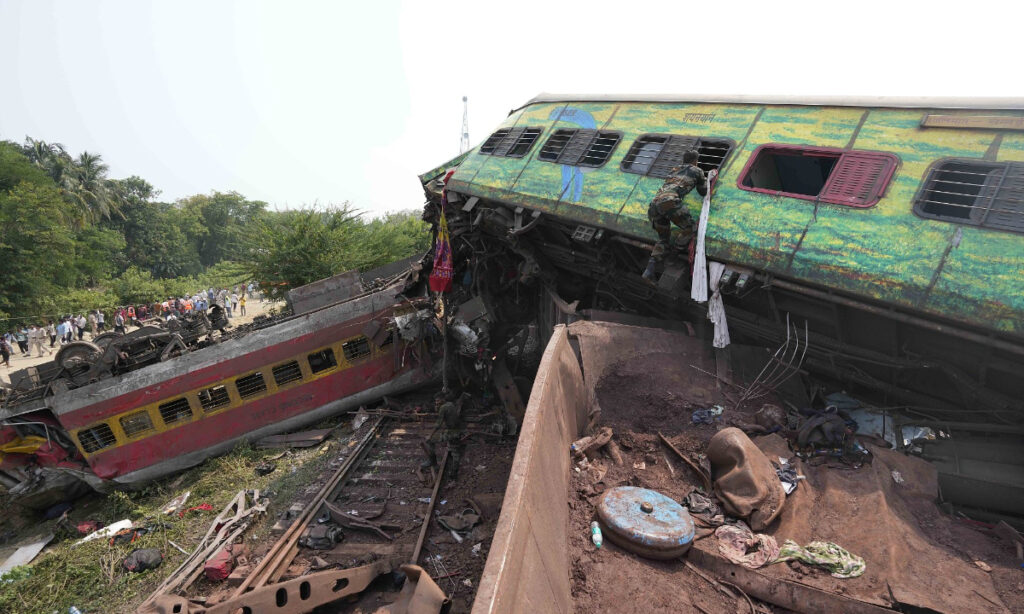 Xi extends condolences to Indian president, PM over deadly train accident