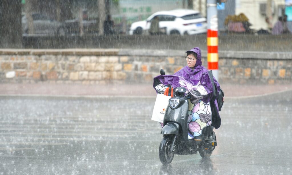 Vast regions in China hit by extreme weather