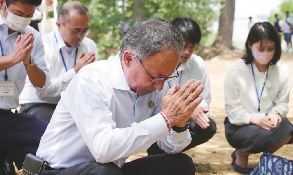 Okinawa governor pays respect at Ryukyu cemetery site in Beijing