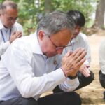 Okinawa governor pays respect at Ryukyu cemetery site in Beijing