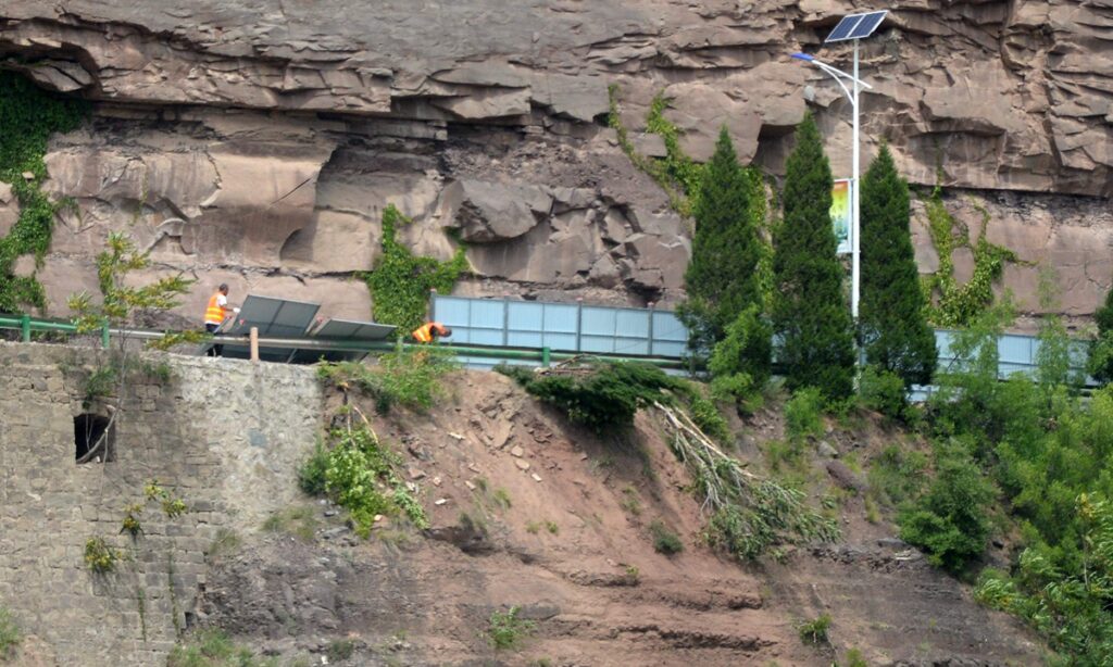 Fences at multiple scenic spots blocking ‘unticketed view’ removed amid criticism