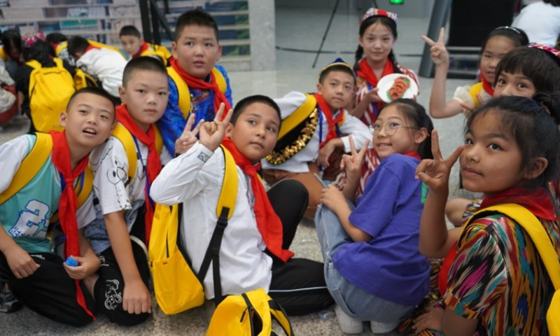 Children from Xizang, Xinjiang, Inner Mongolia gather at Three Gorges Dam