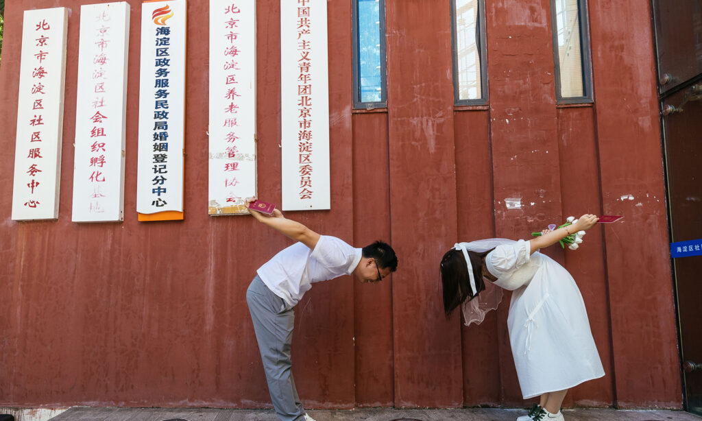 Chinese cities see marriage registration rise on Qixi Festival following cross-regional program