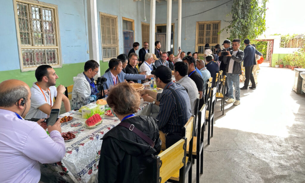 Foreign journalists complete visit in colorful Xinjiang, amazed by ‘bustling economy,’ diverse culture