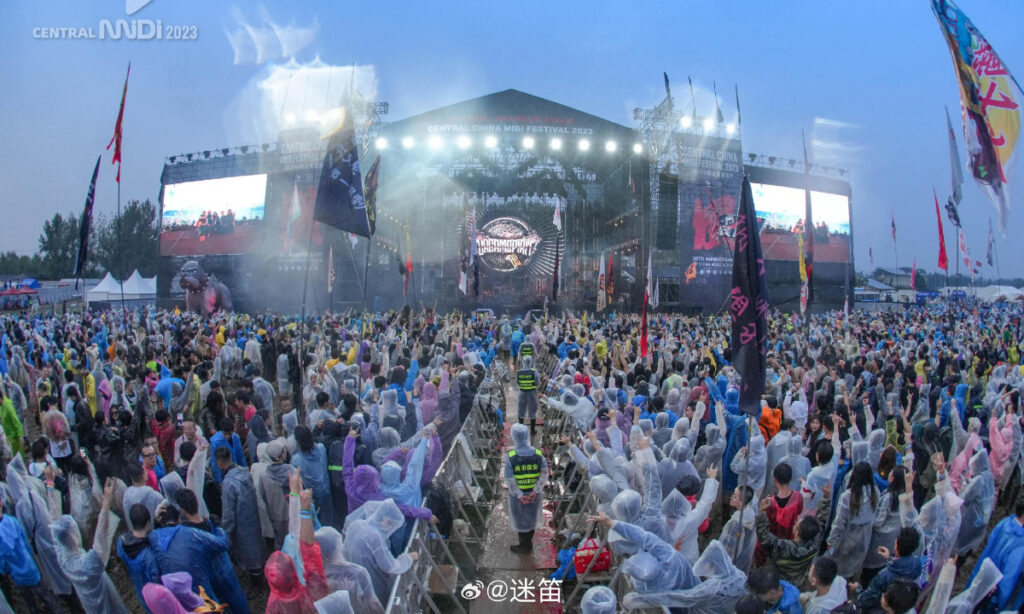 Police detain villagers for stealing from music fans at China’s largest outdoor music festival; city management urged to learn from the theft cases