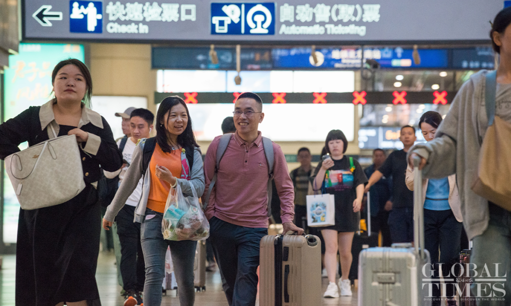 China records 1.48 million border crossings per day during Golden Week holidays