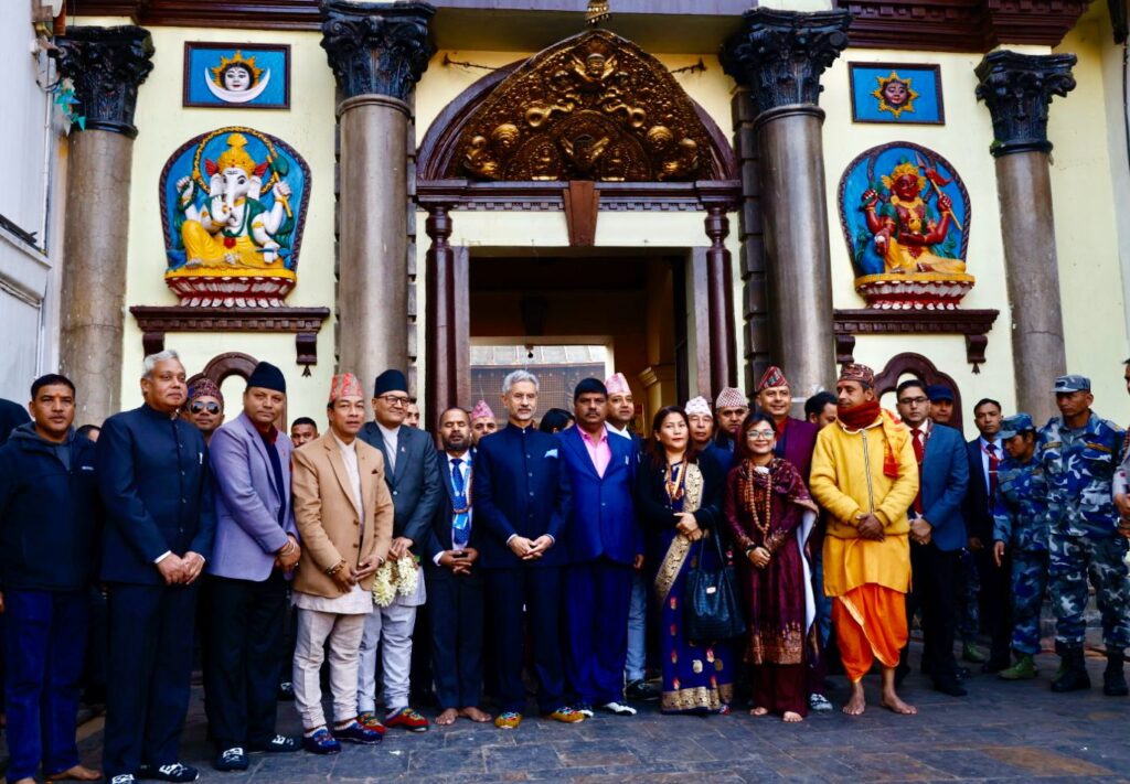 Indian Foreign Minister offers Pooja at Pashupatinath