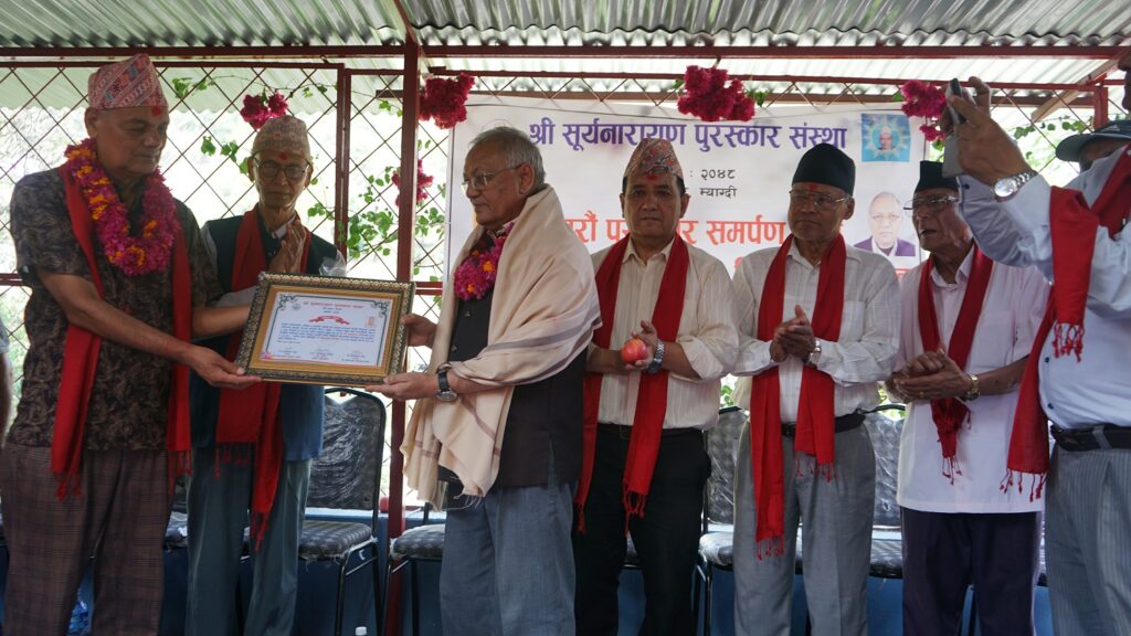 Author Baniya conferred on ‘Surya Narayan Award’