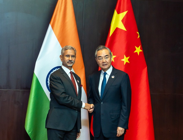 Chinese, Indian FMs meet, agree to promote progress in border affairs consultations