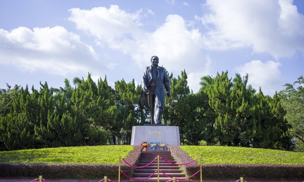 Xi urges advancing socialism with Chinese characteristics on 120th birth anniversary of Deng Xiaoping