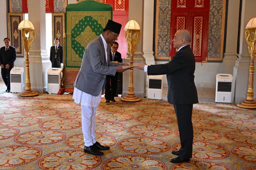 Ambassador Oli presents letter of credence to Cambodia’s King